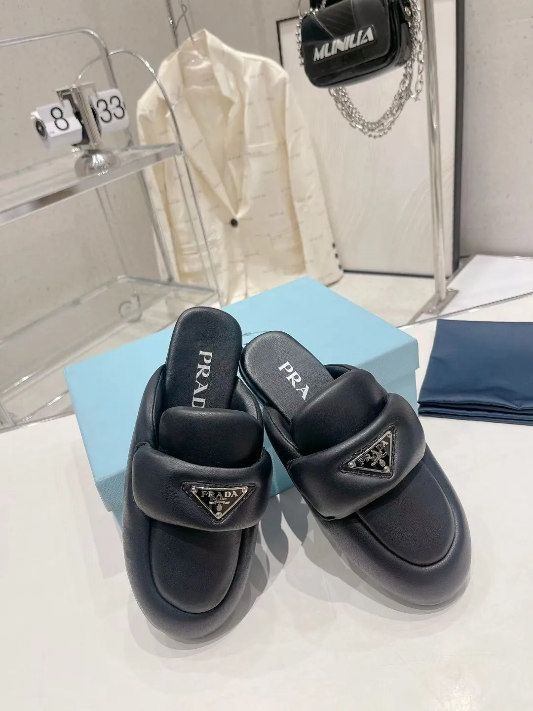👟👟Ex-factory price 480👟👟Prada Bread Slippers💕The new 2023 Mules are very convenient to wear. You don’t need to bend down or tie your shoes when you go out to change shoes. You can just put them on and go. They can be worn in spring, summer and autumn. This pair of mules is made of rubber foam soles and is very lightweight. The iconic enamel triangle logo of Prada is also very recognizable and versatile. I never expected that Prada would produce such cute shoes. This shows how popular bread shoes are! Material: Imported mixed sheepskin Code number: 35-41